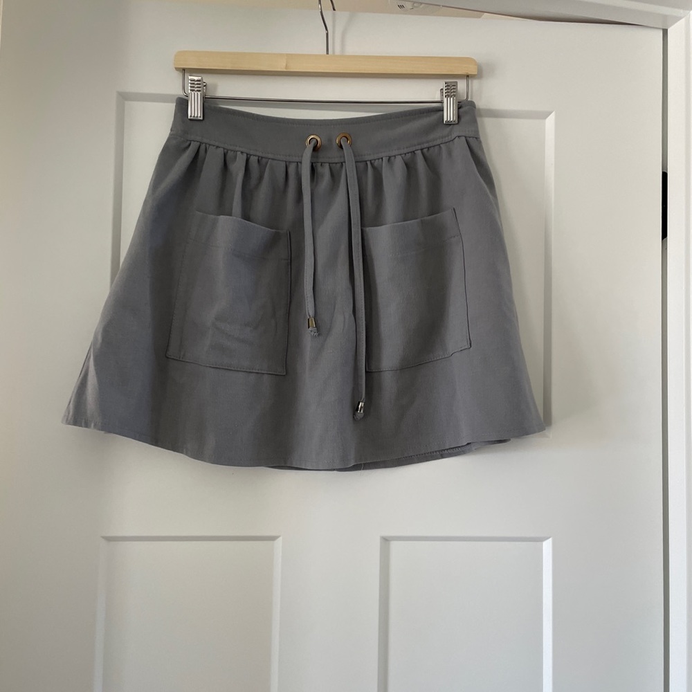 Grey mini skirt with pockets